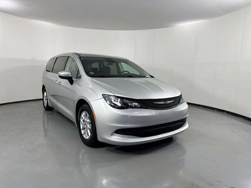 Used 2023 Chrysler Voyager LX FWD image 3