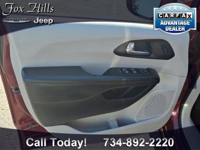 Used 2020 Chrysler Pacifica Limited w/ 8-pass Seating Package FWD image 14