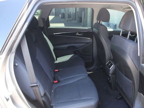 Used 2018 Kia Sorento FWD V6 image 13