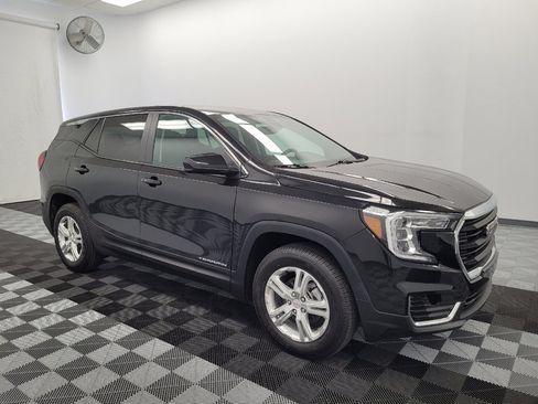 Used 2024 GMC Terrain SLE image 11