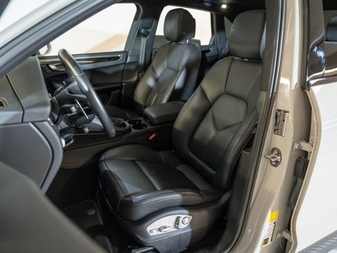 Certified 2022 Porsche Macan S AWD/4WD image 5