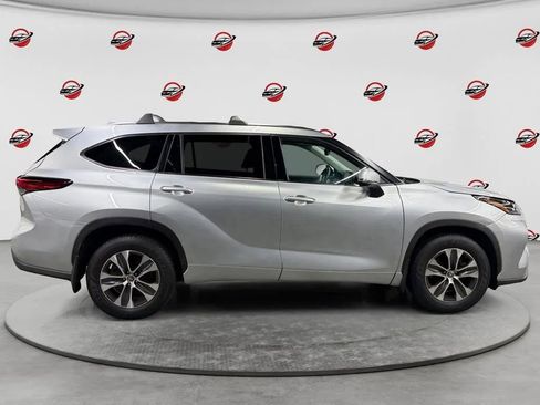 Used 2021 Toyota Highlander XLE AWD/4WD image 6