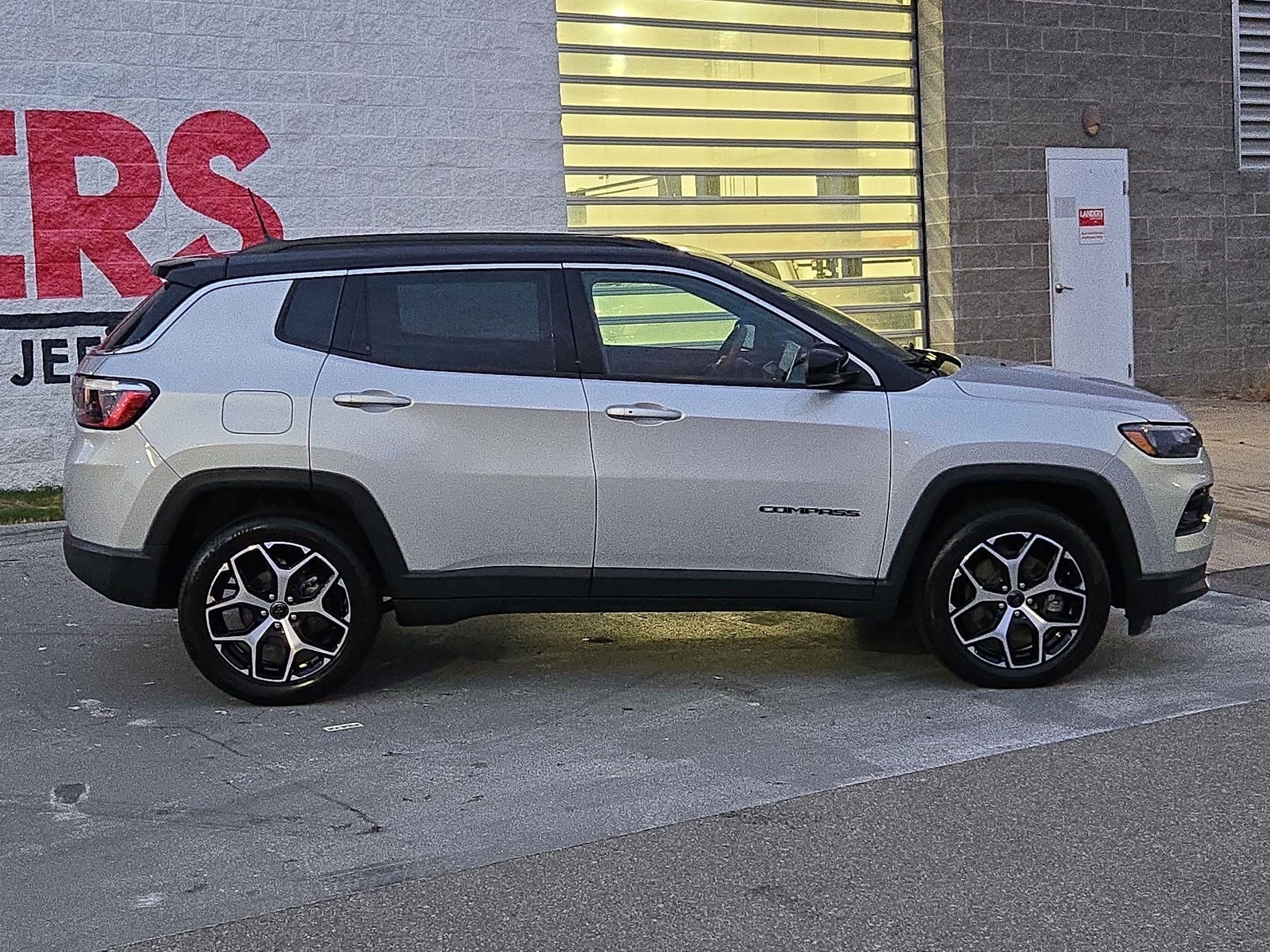 Used 2025 Jeep Compass Limited AWD/4WD image 8