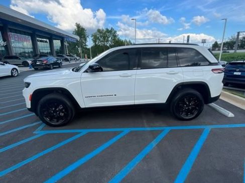 Used 2024 Jeep Grand Cherokee Altitude RWD image 4