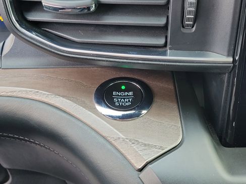 Used 2020 Ford Explorer Platinum w/ Premium Technology Package image 28