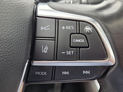 Used 2021 Toyota Highlander XLE AWD/4WD image 27