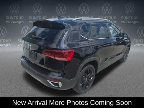 Used 2023 Volkswagen Taos SE w/ Panoramic Sunroof Package FWD image 3