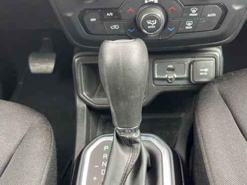 Used 2020 Jeep Renegade Latitude FWD image 21