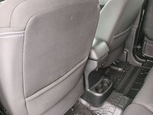 Used 2018 Jeep Wrangler Unlimited Rubicon w/ Connectivity Group image 18