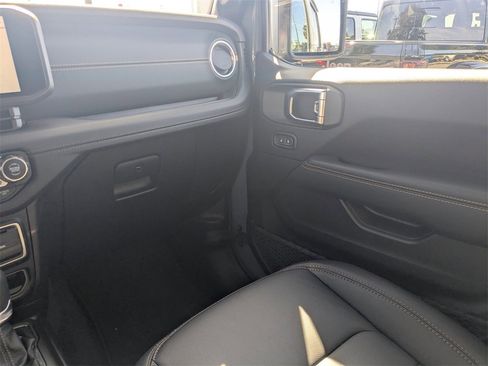 New 2025 Jeep Gladiator Sport image 18