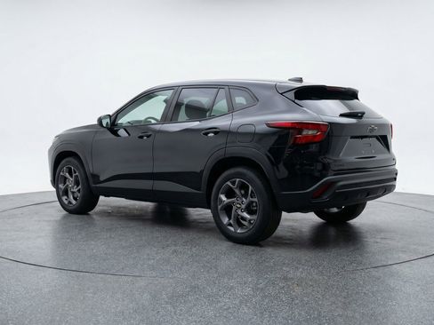 Used 2025 Chevrolet Trax LT FWD image 6