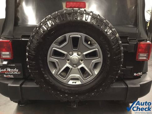 Used 2015 Jeep Wrangler Unlimited Rubicon w/ Connectivity Group AWD/4WD image 18