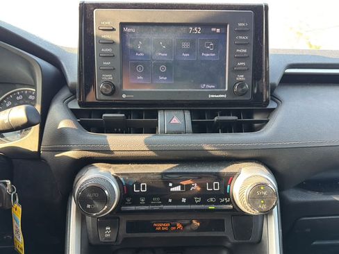 Used 2021 Toyota RAV4 LE AWD/4WD image 16