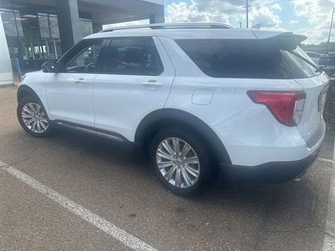 Used 2022 Ford Explorer Limited w/ Limited Technology Package RWD image 3