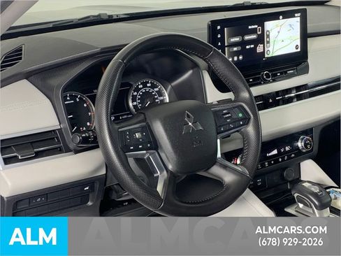 Used 2025 Mitsubishi Outlander SE image 8