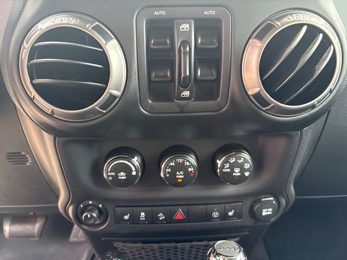 Used 2018 Jeep Wrangler Unlimited Sahara AWD/4WD image 25