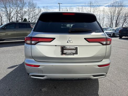 Used 2024 Mitsubishi Outlander SE Black Edition image 6