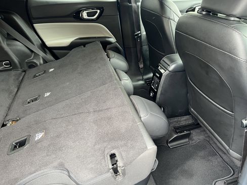 Used 2024 Jeep Compass Limited image 23