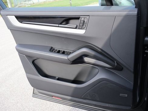 Used 2025 Porsche Cayenne Coupe image 35