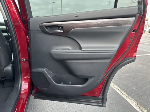 Certified 2025 Toyota Highlander Platinum image 11