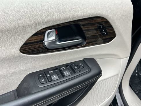 Used 2023 Chrysler Pacifica Limited FWD image 21