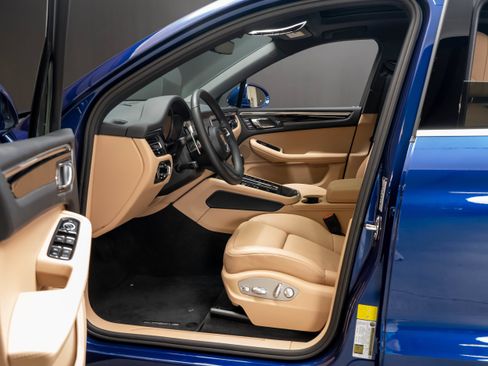 Certified 2026 Porsche Macan AWD/4WD image 4