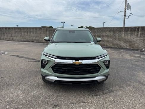 Used 2025 Chevrolet TrailBlazer LT w/ Driver Confidence Package FWD image 2