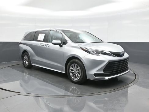 Certified 2024 Toyota Sienna LE image 1