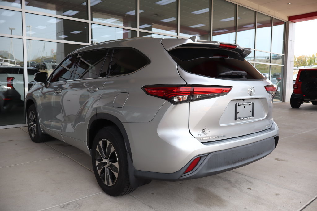 Used 2020 Toyota Highlander XLE AWD/4WD image 6
