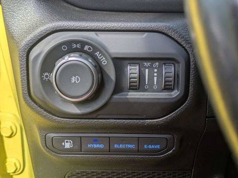 Used 2022 Jeep Wrangler Unlimited Sahara w/ Cold Weather Group AWD/4WD image 25