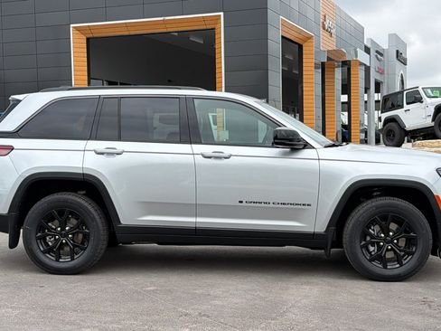 New 2026 Jeep Grand Cherokee Altitude AWD/4WD image 4