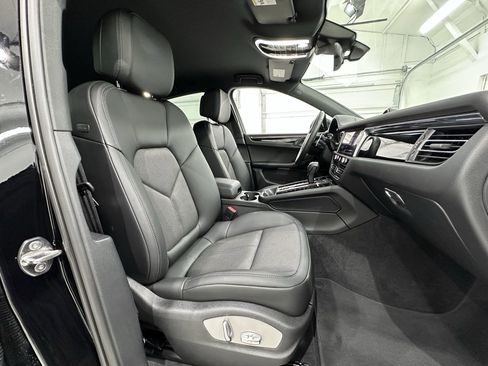 Certified 2024 Porsche Macan image 23