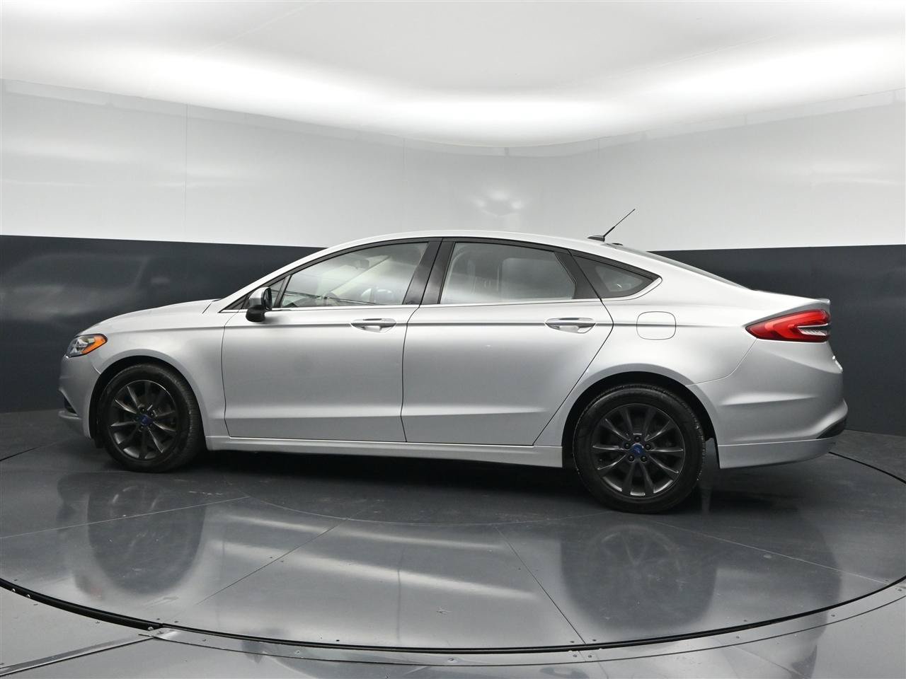 Used 2017 Ford Fusion SE w/ Fusion SE Technology Package FWD image 8