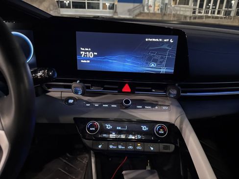 Used 2025 Hyundai Elantra Limited image 13