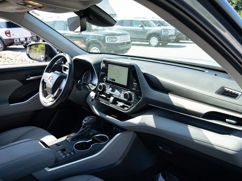 Used 2023 Toyota Highlander XLE FWD image 23