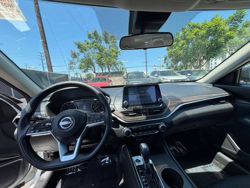 Used 2025 Nissan Altima 2.5 SV FWD image 33