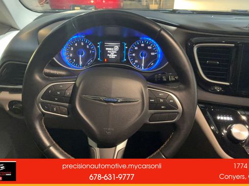 Used 2017 Chrysler Pacifica Touring-L w/ Tire & Wheel Group image 10