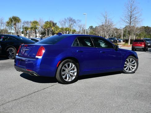 Used 2019 Chrysler 300 Touring w/ Chrome Appearance Package image 4