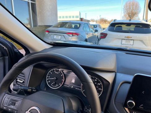 Used 2025 Nissan Rogue SV image 36