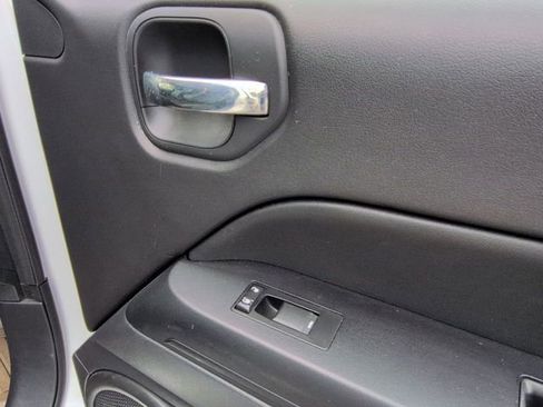 Used 2015 Jeep Patriot High Altitude FWD image 27