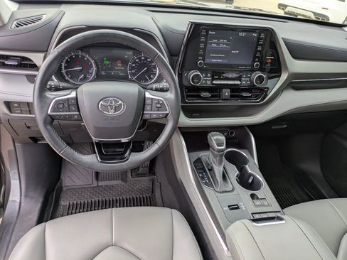 Used 2021 Toyota Highlander XLE image 14