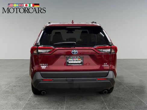 Used 2019 Toyota RAV4 LE w/ Carpet Mat Package image 4