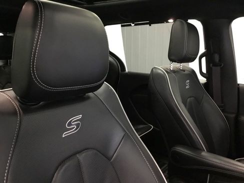 Used 2024 Chrysler Pacifica Limited w/ S Appearance Package image 22