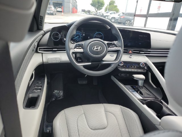 Certified 2025 Hyundai Elantra Limited FWD image 10