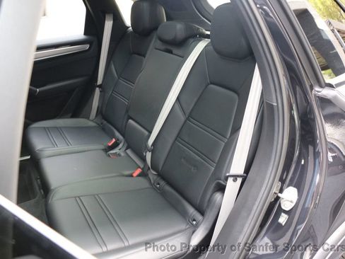 Used 2022 Porsche Cayenne Platinum Edition AWD/4WD image 31