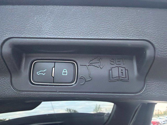 Used 2023 Ford Explorer XLT AWD/4WD image 12