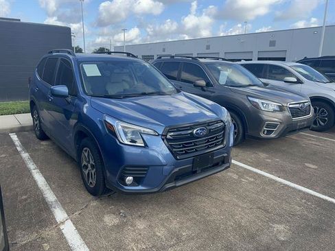 Used 2022 Subaru Forester Premium AWD/4WD image 2