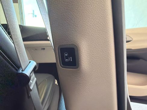 Used 2023 Chrysler Pacifica Touring-L image 38