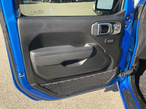 Used 2025 Jeep Wrangler Sport image 20