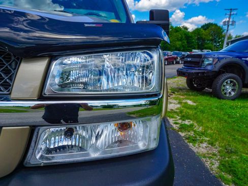 Used 2004 Chevrolet Silverado 2500 LS w/ Heavy-Duty Power Package AWD/4WD image 9